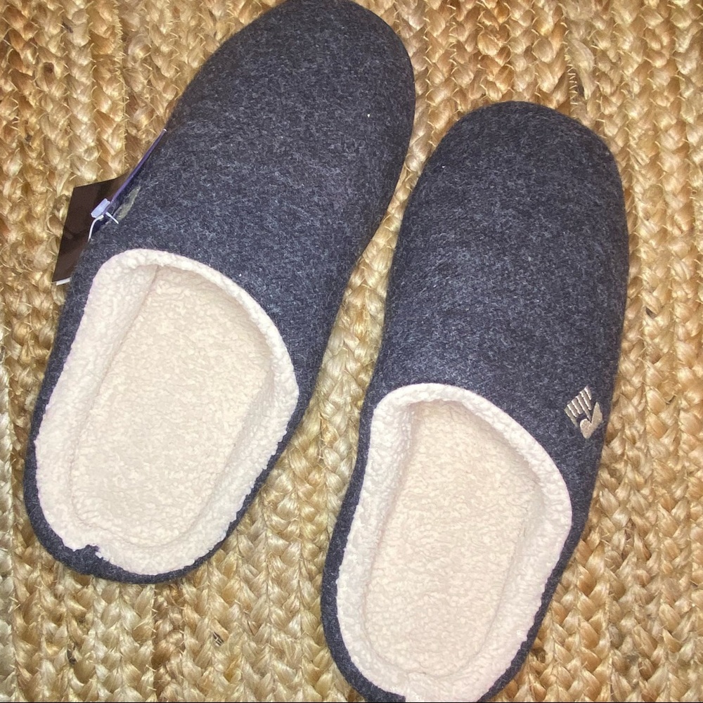 *NEW WITH TAGS* Men’s navy blue house slippers